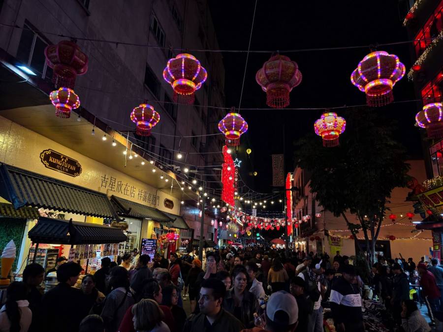 Multitud celebra la llegada del A&ntilde;o del Caballo en el Barrio Chino de la Ciudad de M&eacute;xico