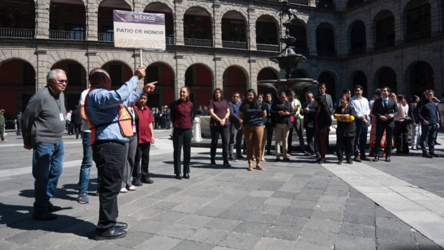 Sheinbaum participa en simulacro de sismo desde Palacio Nacional