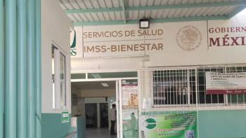 Niegan vacuna contra sarampi&oacute;n en cl&iacute;nica de IMSS-Bienestar en Nezahualc&oacute;yotl por falta de cartilla; contradicen orden de Sheinbaum