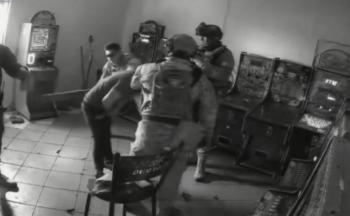 Supuestos militares golpean a joven en establecimiento de tragamonedas en Michoac&aacute;n