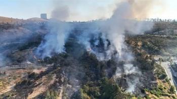 Incendio en inmediaciones de Galer&iacute;as Atizap&aacute;n provoca evacuaci&oacute;n y cierre vial