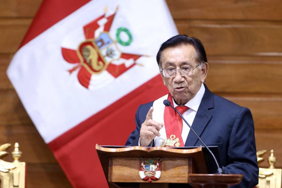 El izquierdista José María Balcázar asume como presidente interino de Perú