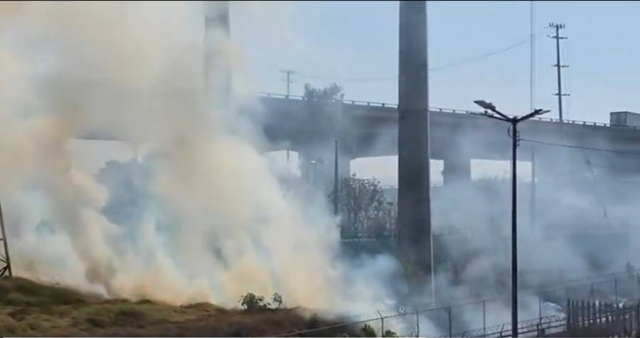 Incendio de pastizal afecta visibilidad en autopista Naucalpan–Ecatepec