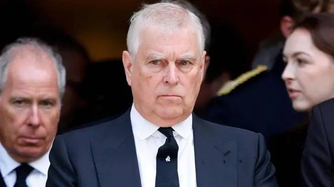 Reino Unido analiza excluir a Andrés Mountbatten-Windsor de la sucesión real