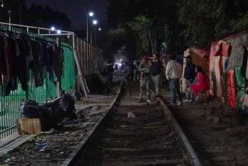 Autoridades anuncian reubicaci&oacute;n de m&aacute;s de 200 migrantes por desmantelamiento de campamento en Vallejo