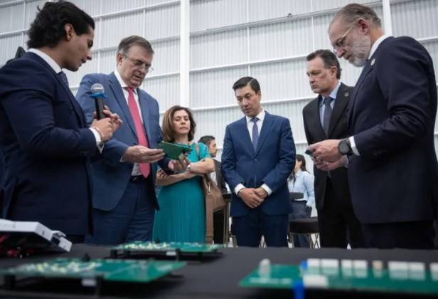 Ebrard y Kuri visitan planta de semiconductores en El Marqu&eacute;s