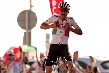 Isaac del Toro acaricia el t&iacute;tulo del Tour UAE 2026