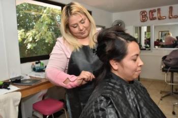 Mujer supera depresi&oacute;n y emprende negocio tras capacitarse en Centro de Atenci&oacute;n Integral del DIF Estatal