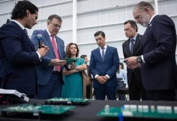 Ebrard y Kuri visitan planta de semiconductores en El Marqu&eacute;s