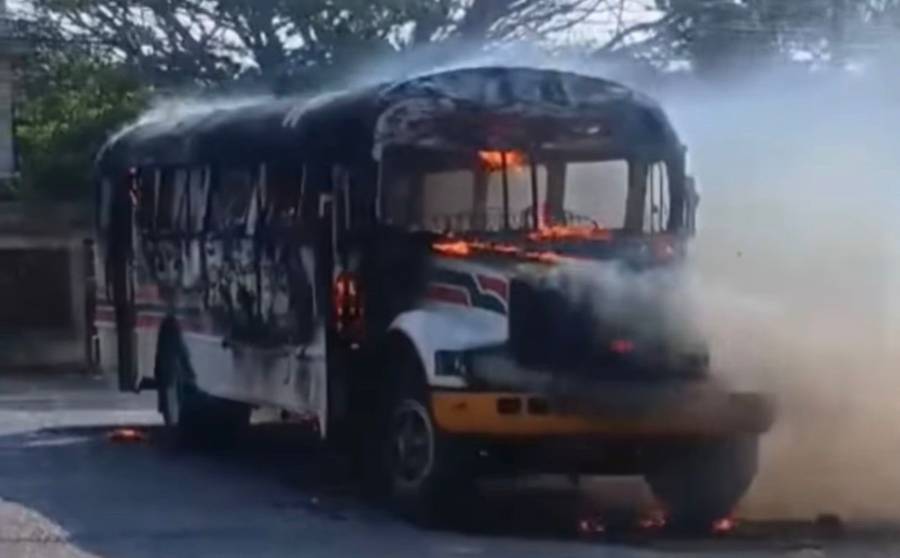 Ola de violencia en Oaxaca deja veh&iacute;culos incendiados y activa operativo de seguridad