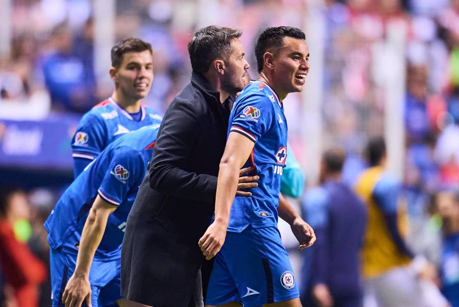 Cruz Azul detiene racha perfecta de Chivas al imponerse 2-1 en el Cuauhtémoc