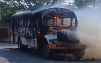 Ola de violencia en Oaxaca deja veh&iacute;culos incendiados y activa operativo de seguridad