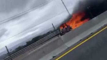 Reportan quema de veh&iacute;culo en el kil&oacute;metro 19 del Circuito Exterior Mexiquense
