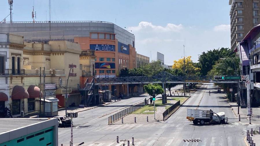 Liberan vialidades en Jalisco tras bloqueos; veh&iacute;culos incendiados fueron retirados