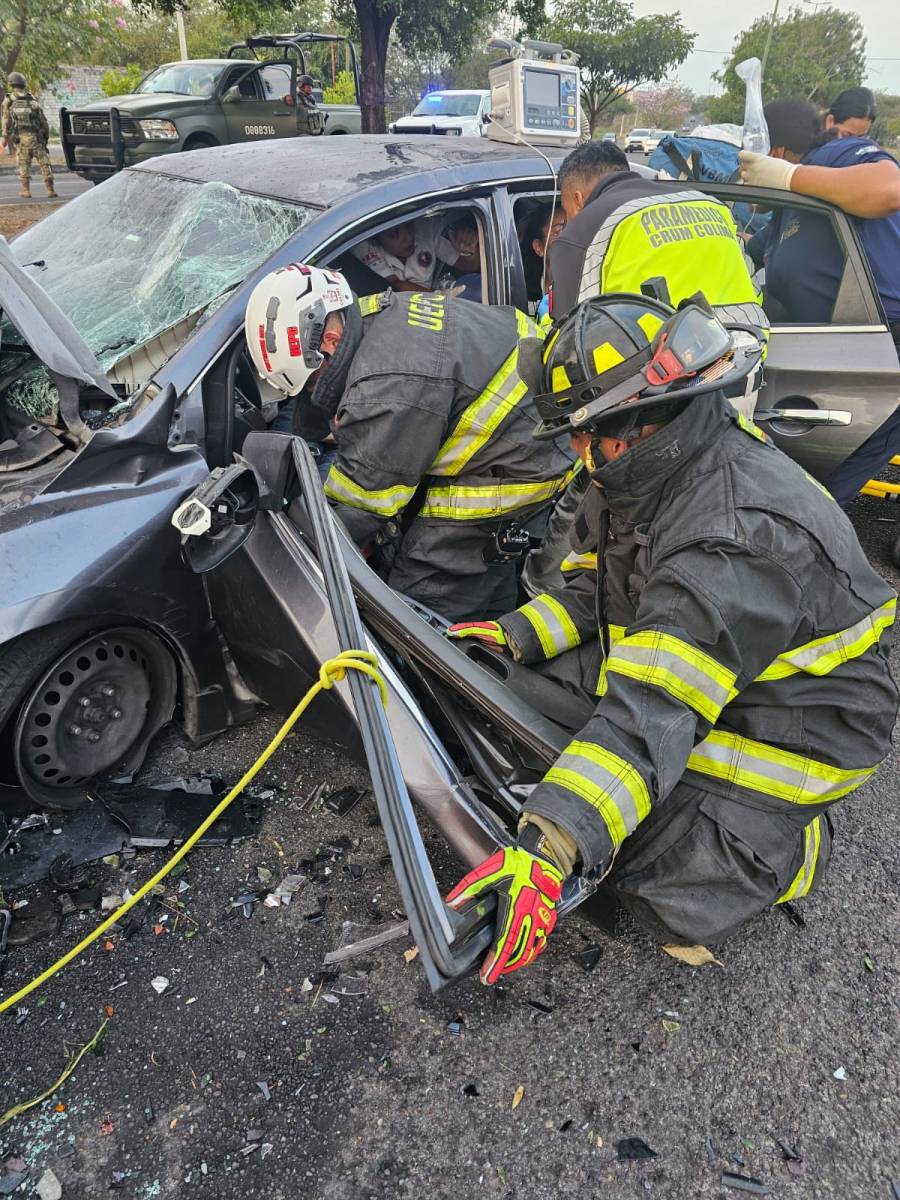 Accidente vehicular en Villa de Álvarez deja varios lesionados, dos de gravedad