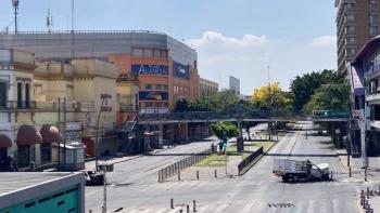 Liberan vialidades en Jalisco tras bloqueos; veh&iacute;culos incendiados fueron retirados