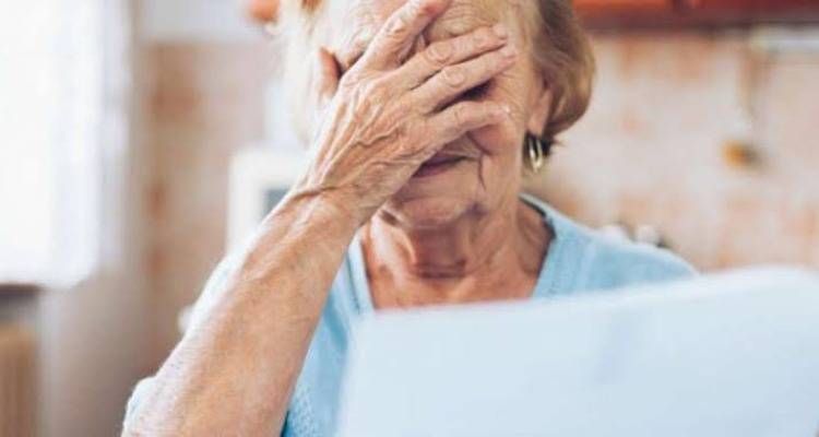 Pese a alertas de CONDUSEF, asesores financieros abusan de personas de la tercera edad