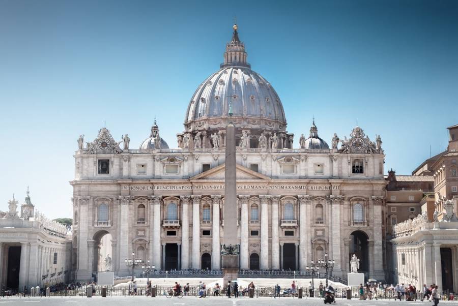 Vaticano investiga a sacerdote de San Diego por visitas a club en Tijuana y presunto fraude