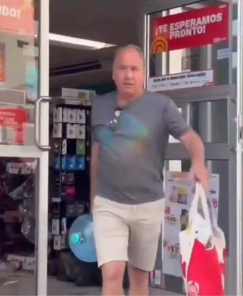 Turistas extranjeros protagonizan saqueos en tienda de conveniencia durante disturbios en Puerto Vallarta
