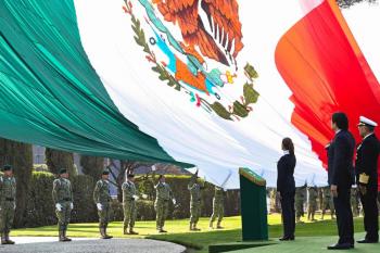 M&eacute;xico es dignidad, valent&iacute;a y grandeza: Sheinbaum en ceremonia por el D&iacute;a de la Bandera
