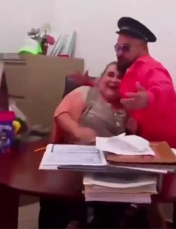 Regidora de Rioverde genera controversia por festejo con baile sugerente en su oficina