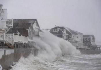 Tormenta de nieve deja 330,000 hogares sin luz en noreste de EU