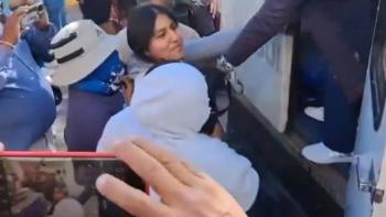 Pobladores retienen a alcaldesa de San Agust&iacute;n Amantengo en Congreso de Oaxaca; polic&iacute;a estatal logra rescate