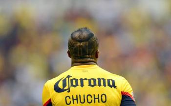 Peleador de UFC rinde homenaje a Chucho Ben&iacute;tez con playera del Am&eacute;rica en preparativos para evento en M&eacute;xico