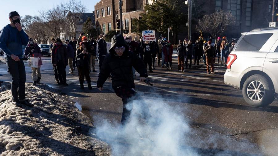 Arrestan a 25 personas por protestar contra ICE en iglesia de Minnesota