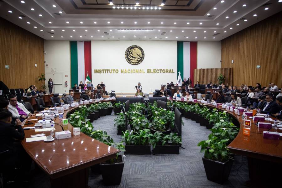 Reforma electoral avanza en Senado con críticas por referéndum y control del INE