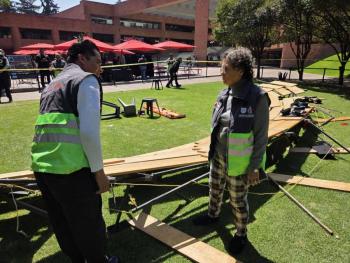 Se desploma tarima en graduaci&oacute;n de Psicolog&iacute;a en la Ibero; 33 estudiantes afectados