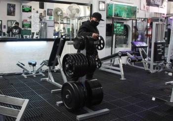 Adolescente sobrevive sin fracturas tras ca&iacute;da de 190 kilos durante entrenamiento con pesas
