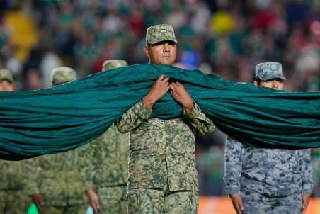 Rinden homenaje a fuerzas armadas durante partido de México vs Islandia