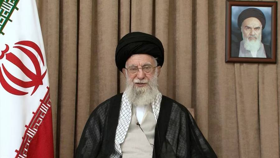 Irán confirma muerte de comandantes tras ataque; Jameneí sigue con vida
