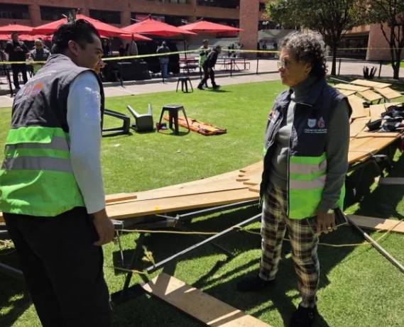 Colapsa tarima en la IBERO durante foto de generaci&oacute;n; 33 personas fueron valoradas