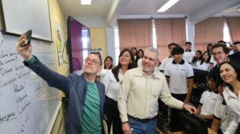Estudiantes del Cobaem presentan proyecto de psicolog&iacute;a artificial al gobernador Alfredo Ram&iacute;rez Bedolla