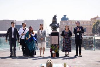 Devela Clara Brugada busto de Cuauht&eacute;moc, &uacute;ltimo Tlatoani del imperio mexica, y encabeza ceremonia de honores f&uacute;nebres por aniversario luctuoso