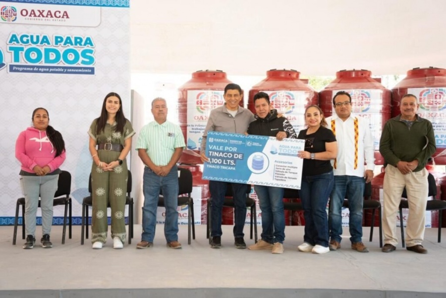 Entrega Salomón Jara tinacos a familias de Oaxaca de Juárez para enfrentar estiaje