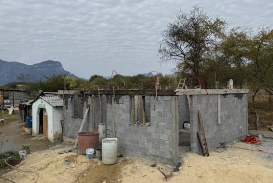 Vecinos de Montemorelos levantan casa para adulto mayor tras incendio