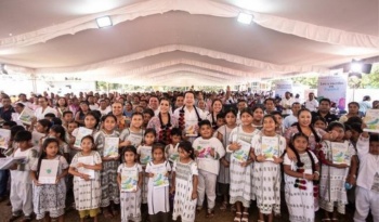 Entregan mobiliario y equipamiento a 599 escuelas de Guerrero afectadas por fen&oacute;menos naturales