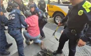 Polic&iacute;as rescatan a mujer atrapada en rejilla durante paseo por el Centro Hist&oacute;rico