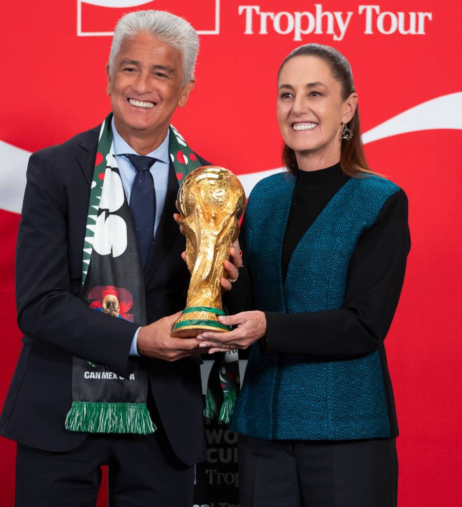 Sheinbaum y Bebeto elevan la Copa del Mundo en la mañanera