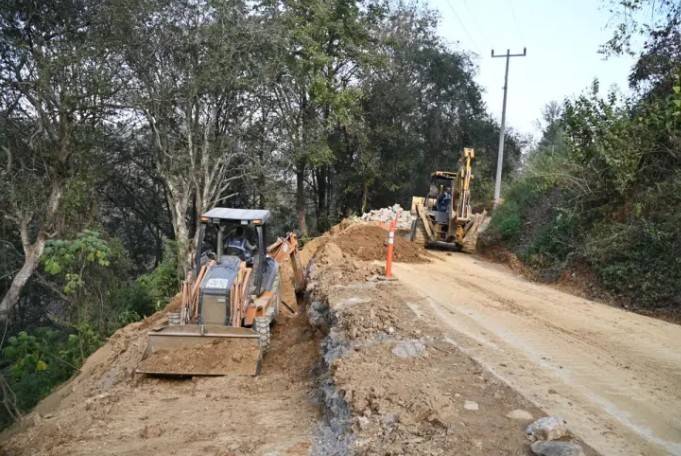 CEI invierte 150 millones en caminos de la Sierra