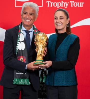 Sheinbaum y Bebeto elevan la Copa del Mundo en la ma&ntilde;anera