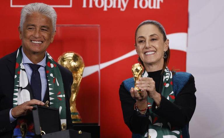 A 100 d&iacute;as del mundial, Sheinbaum recibe la Copa del Mundo y a ‘Bebeto’ en Palacio Nacional