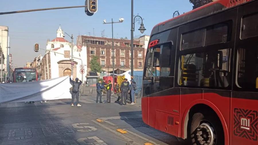 Maestro protesta en CDMX por falta de liquidaci&oacute;n; SEP alega falta de presupuesto