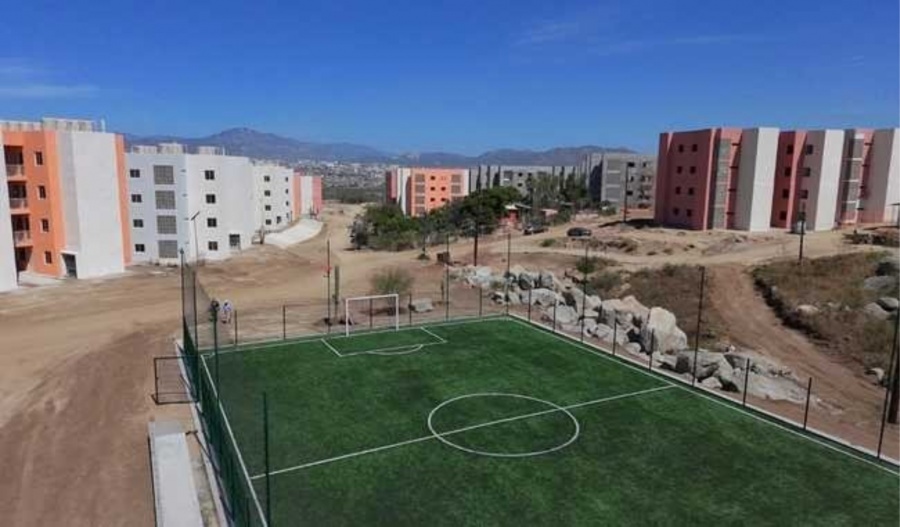 Sedatu y Conade avanzan en construcci&oacute;n de 1,200 canchas para el Mundial Social 2026