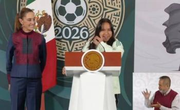 Futbolista Charlyn Corral se conmueve y llora en la ma&ntilde;anera