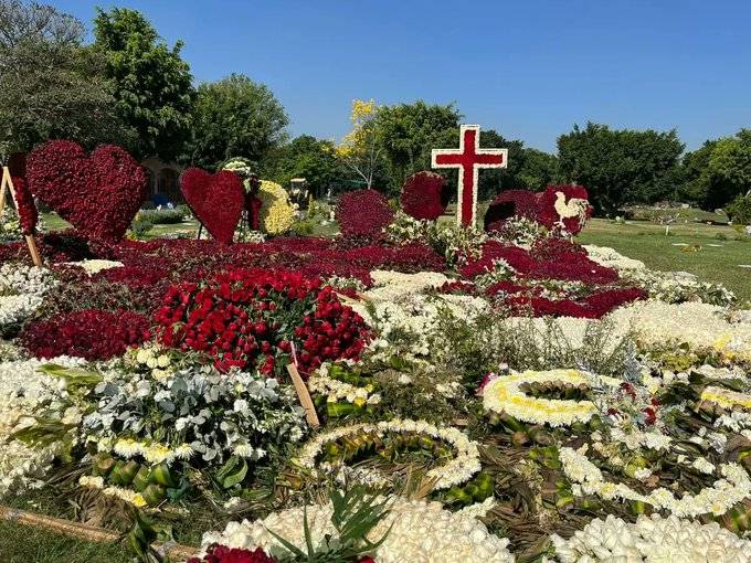 Flores y anonimato rodean la tumba de Nemesio Oseguera en Zapopan