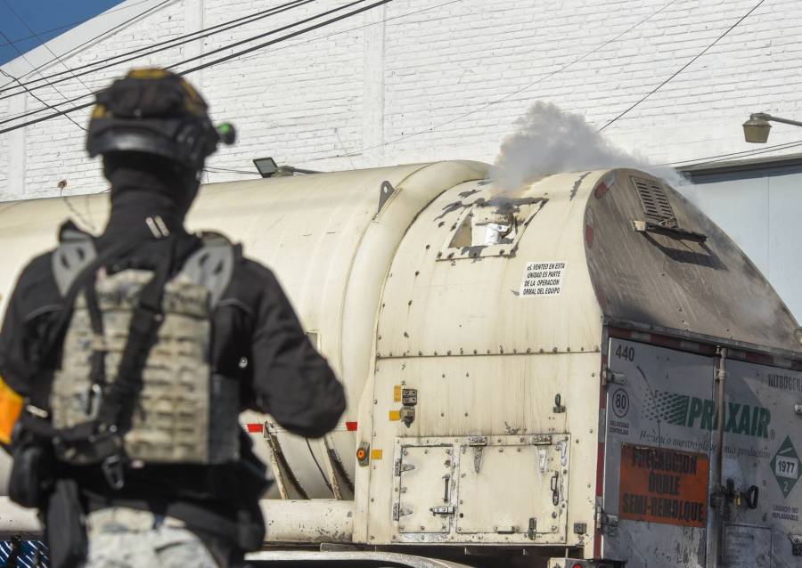 Ataque con bombas molotov incendia pipas de gas LP en Aldama, Chihuahua